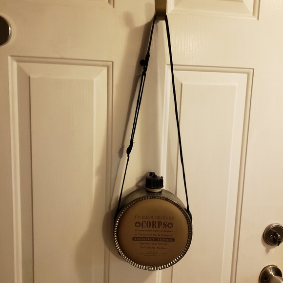 Vintage 1994 "Taz" Tasmanian Devil Canteen - Picture 5 of 8